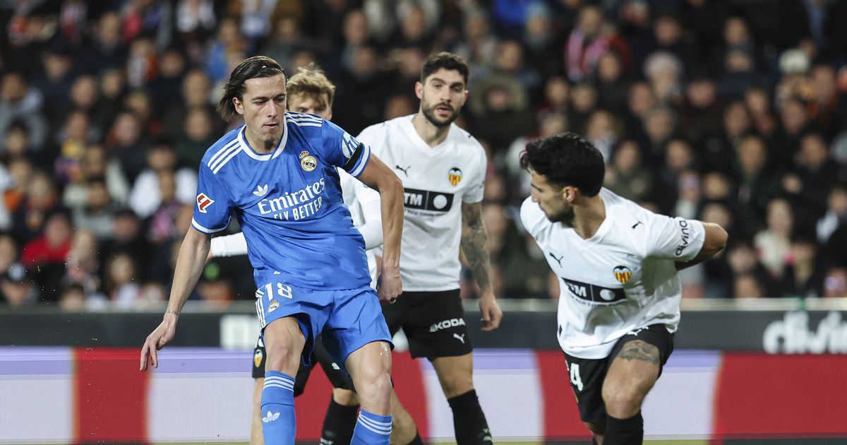 Real Madrid sem brilho vence e continua a um ponto do Barcelona