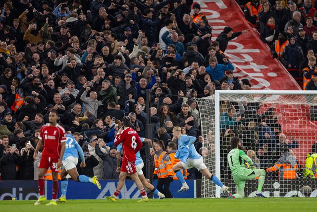 Talento português e robô decisivo mantêm Man. City na luta pelo título (crónica)