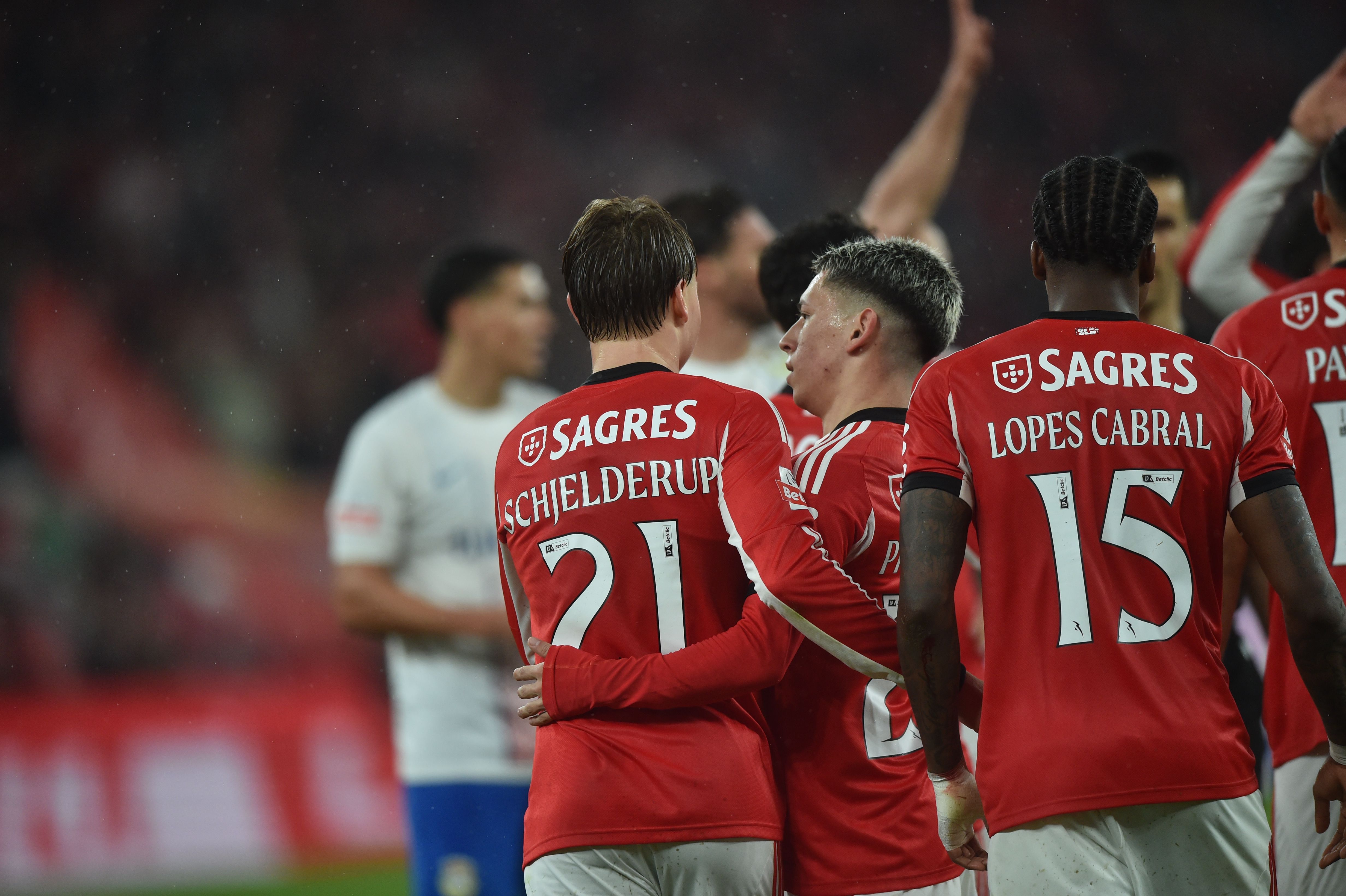 Schjelderup celebra golo com Prestianni - Foto: Miguel Nunes