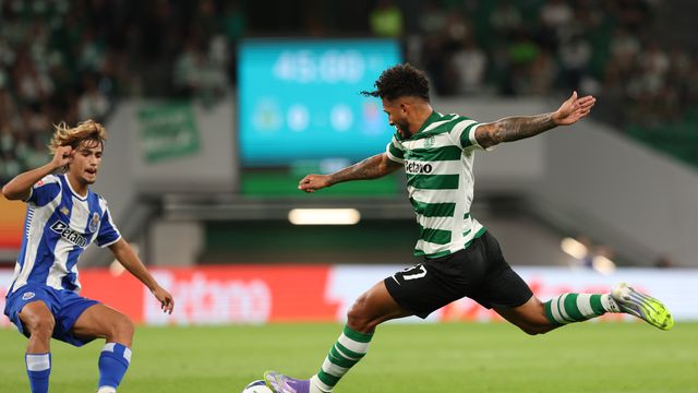 Suárez remata à baliza no jogo do Sporting contra o FC Porto - Foto: Catarina Morais/Kapta+