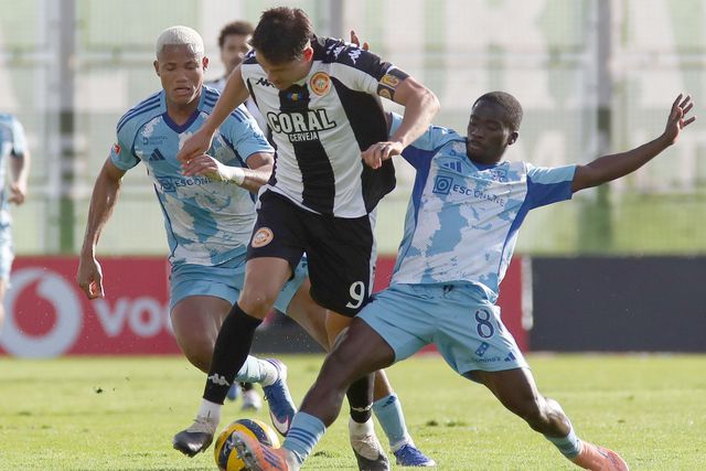 Jesús Ramirez tenta furar a defesa do Casa Pia. -Foto: HOMEM DE GOUVEIA/LUSA