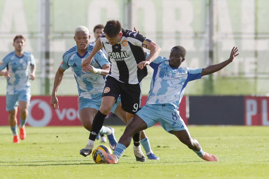 Jesús Ramirez tenta furar a defesa do Casa Pia. -Foto: HOMEM DE GOUVEIA/LUSA