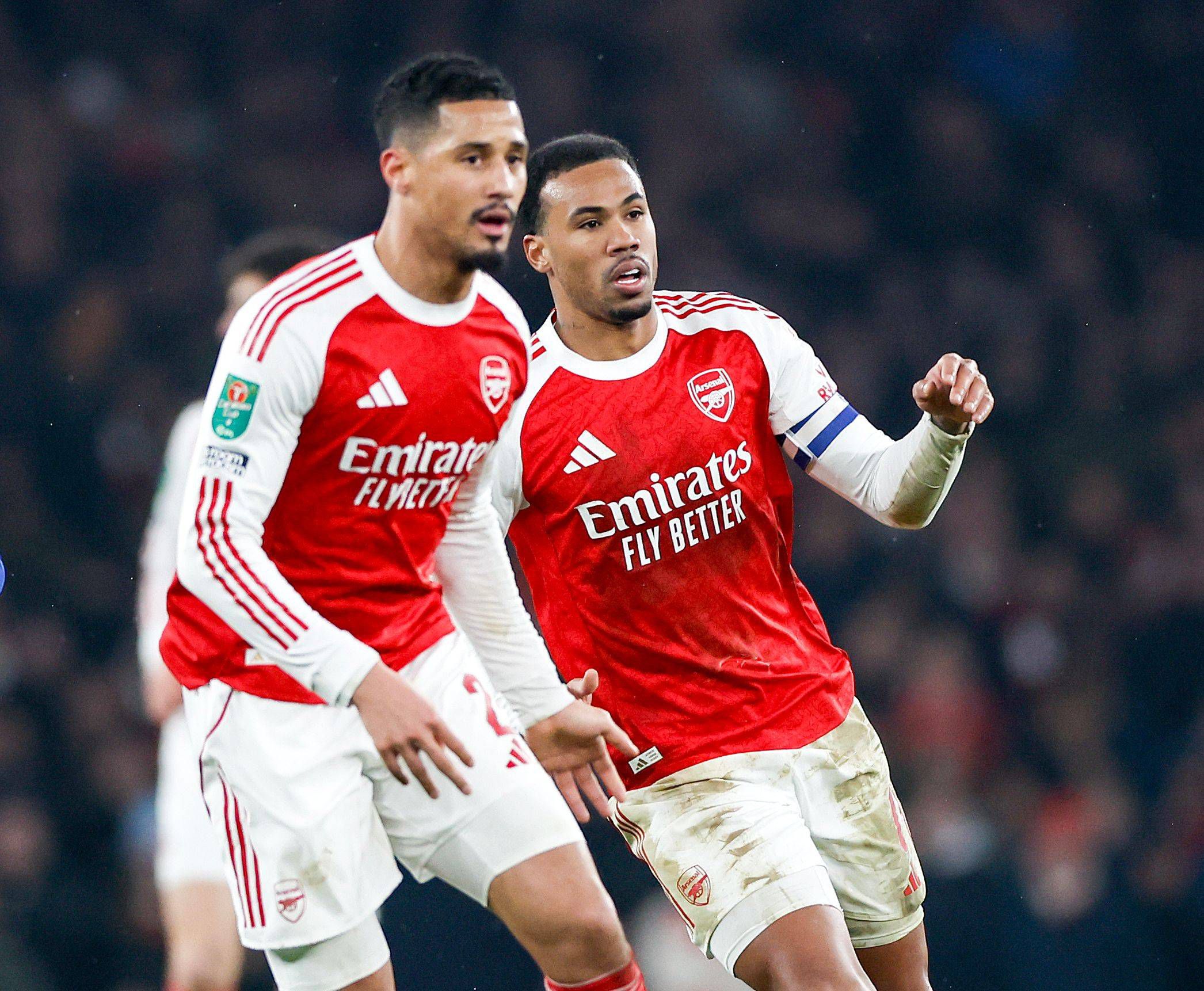 Gabriel e Saliba – os centrais do Arsenal foram escolhidos para a posição de tackle, até porque sabem o que é proteger os colegas (IMAGO)