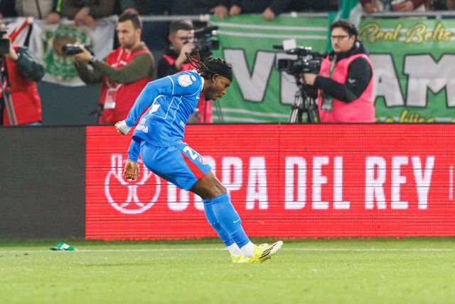 Ademola Lookman nos festejos do golo que marcou diante do Betis