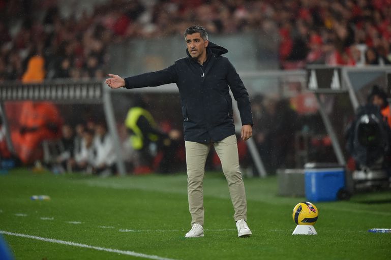 Custódio, treinador do Alverca, a dar indicações na Luz - Foto: Miguel Nunes