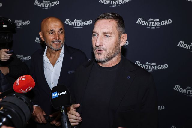 Francesco Totti ao lado do treinador da Juventus, Spalletti