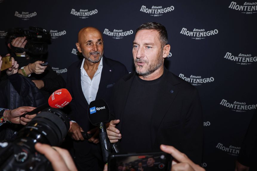 Francesco Totti ao lado do treinador da Juventus, Spalletti