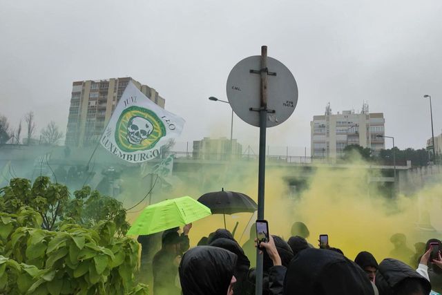 Euforia na saída do autocarro do Sporting rumo ao Porto