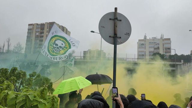 Euforia na saída do autocarro do Sporting rumo ao Porto