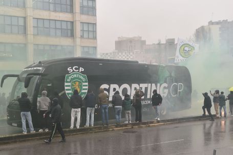 Aotocarro leonino saiu rumo à Invicta às 17 horas deste domingo - Foto: MIGUEL NUNES