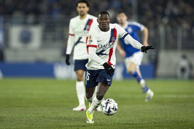 Esta chegou de bandeja, Dembélé: mais uma assistência de Nuno Mendes