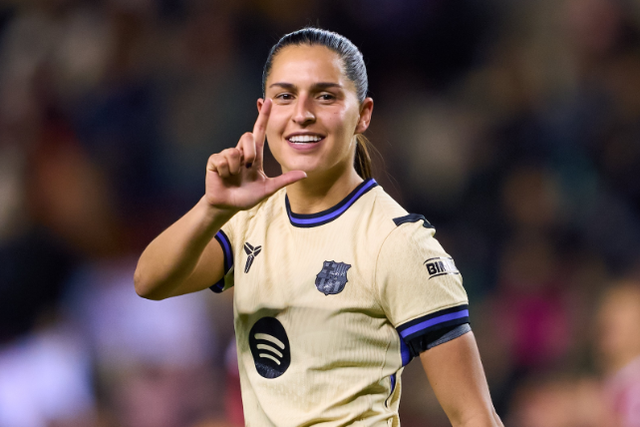 Kika Nazareth a dedicar o golo a Laia Aleixandri (L) - Foto: @FCBfemeni