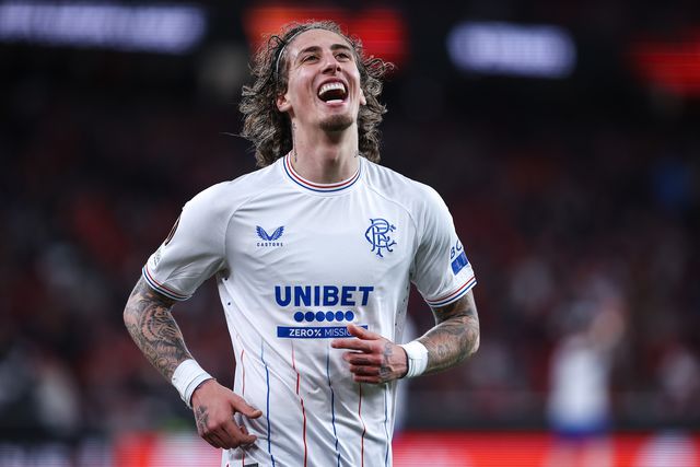 Fábio Silva marca pelo Rangers, Celtic recebe troféu do... Pai Natal