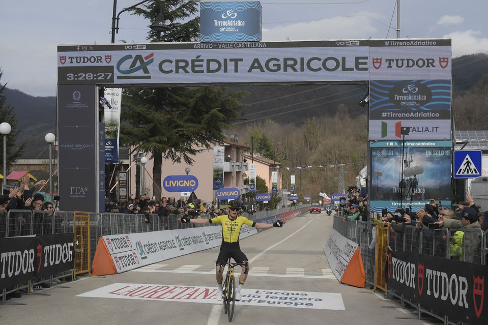 Jonas Vingegaard irresistível na montanha da Tirreno-Adriático