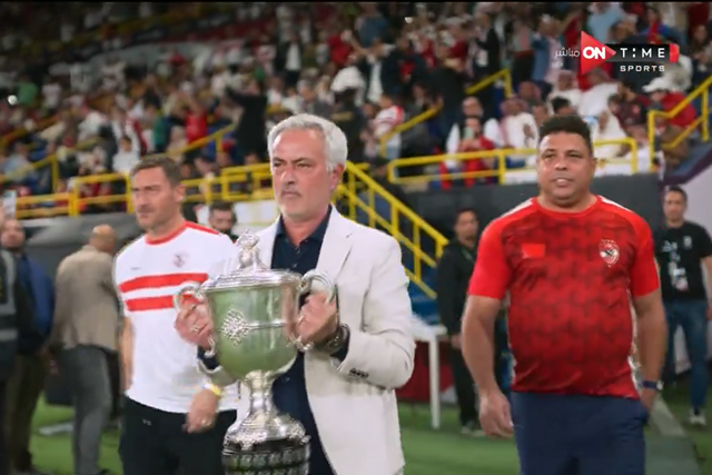 VÍDEO: Mourinho apresenta troféu ao lado de Totti e Ronaldo na Arábia Saudita