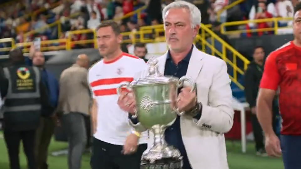 VÍDEO: Mourinho apresenta troféu ao lado de Totti e Ronaldo na Arábia Saudita