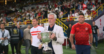 VÍDEO: Mourinho apresenta troféu ao lado de Totti e Ronaldo na Arábia Saudita