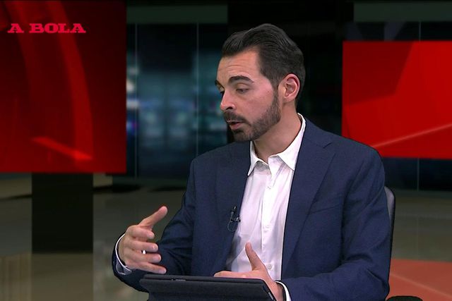 «O facto de chegarem jogadores com qualidade para a frente fez com que o treinador tentasse encaixá-los»