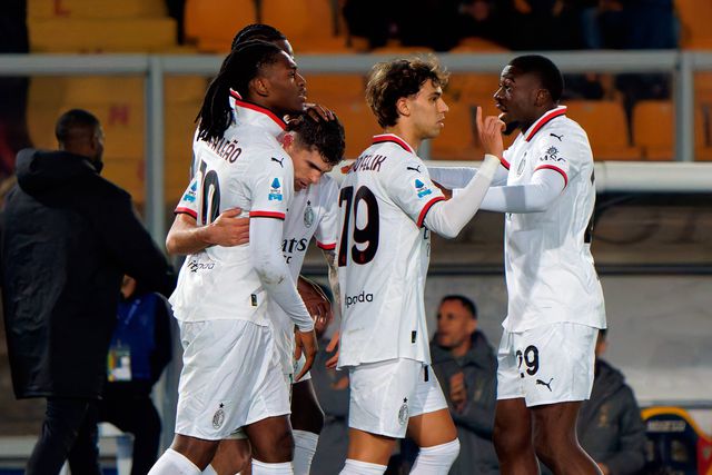 João Félix, Rafael Leão e companhia a celebrarem o golo da vitória do Milan
