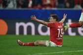 Belotti, ponta de lança do Benfica, sentado no relvado de braços abertos a reclamar falta