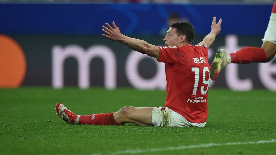 Belotti, ponta de lança do Benfica, sentado no relvado de braços abertos a reclamar falta
