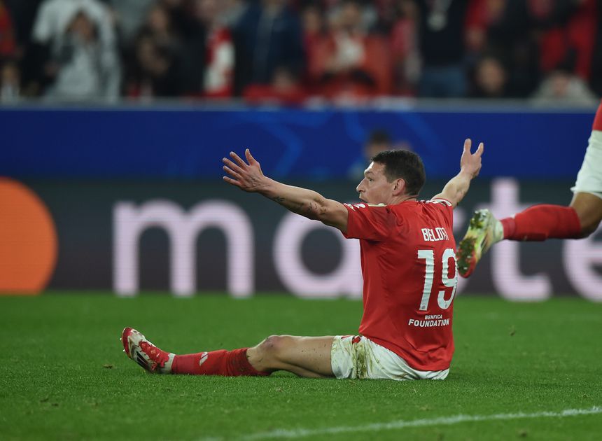 Belotti, ponta de lança do Benfica, sentado no relvado de braços abertos a reclamar falta