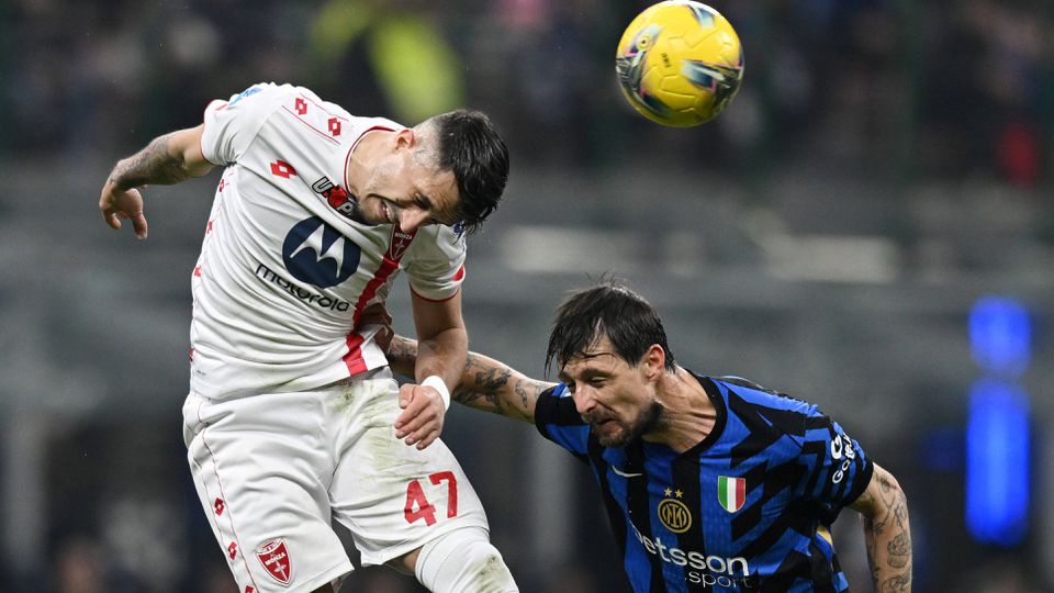 Dany Mota disputando um lance com Acerbi