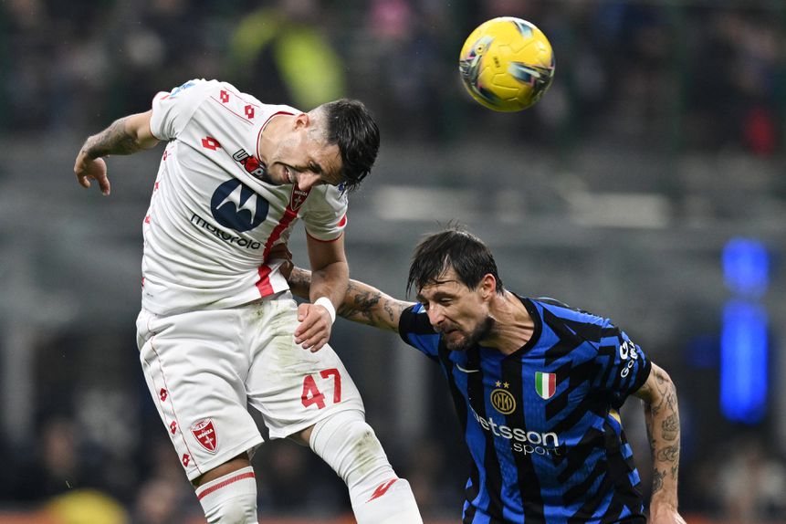 Dany Mota disputando um lance com Acerbi