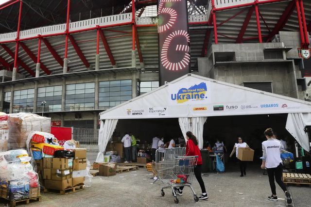 Imagem de uma tenda de recolha de produtos, iniciativa do Benfica em prol da Ucrânia, invadida pela Rússia em fevereiro de 2022