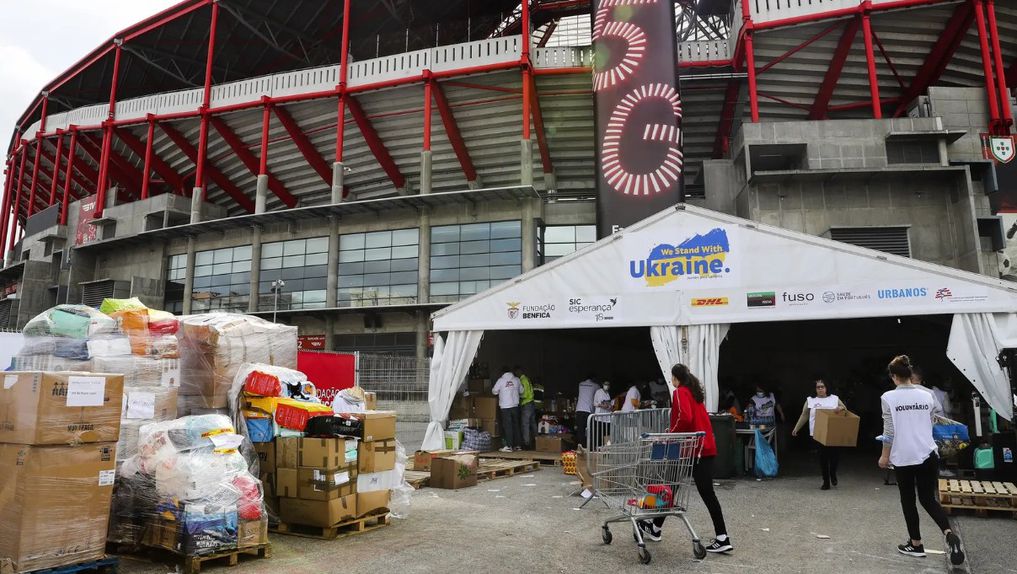 Imagem de uma tenda de recolha de produtos, iniciativa do Benfica em prol da Ucrânia, invadida pela Rússia em fevereiro de 2022