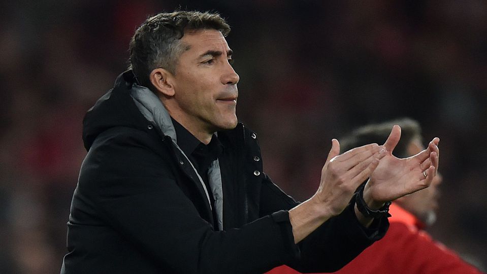 Bruno Lage, treinador do Benfica, no relvado a aplaudir