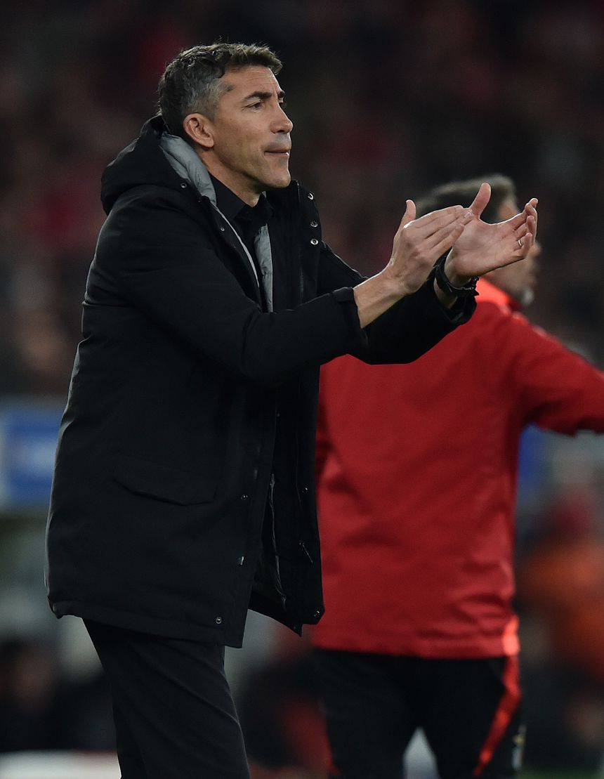 Bruno Lage, treinador do Benfica, no relvado a aplaudir