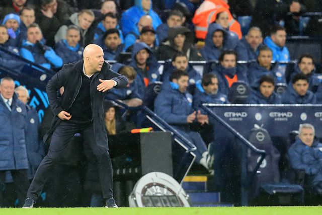 Arne Slot, treinador do Liverpool, durante o jogo com o Manchester City, no Estádio Etihad