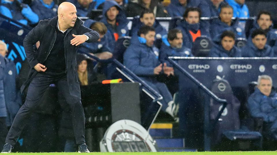 Arne Slot, treinador do Liverpool, durante o jogo com o Manchester City, no Estádio Etihad