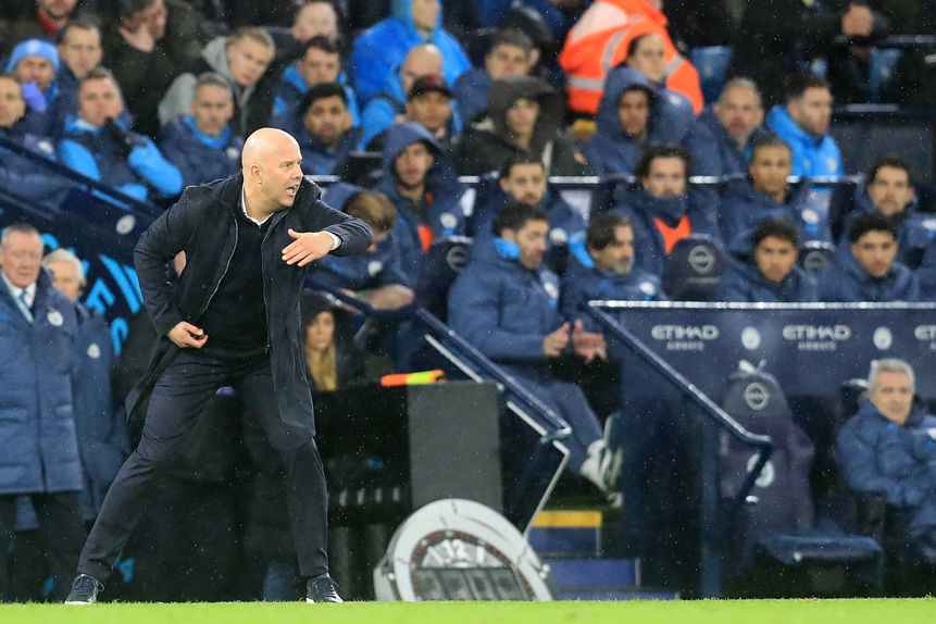 Arne Slot, treinador do Liverpool, durante o jogo com o Manchester City, no Estádio Etihad
