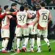 Paulo Fonseca abraçado pelos seus jogadores (foto: IMAGO)