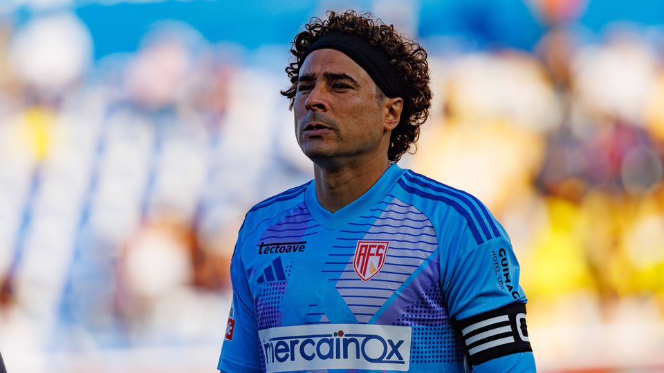 Guilhermo Ochoa disse presente e, com uma grande defesa, negou o golo a Jason Remeseiro