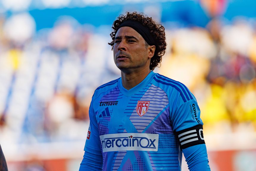 Guilhermo Ochoa disse presente e, com uma grande defesa, negou o golo a Jason Remeseiro