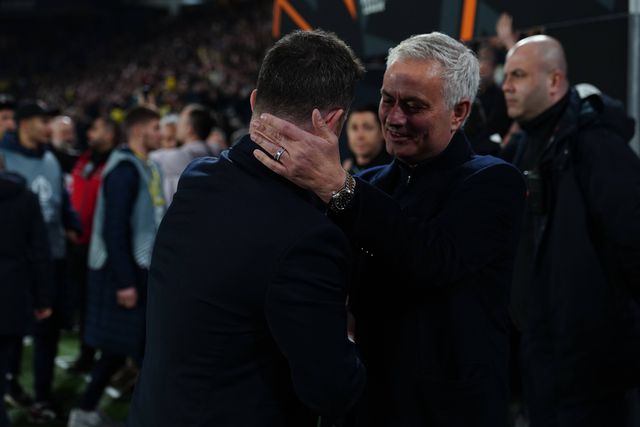 José Mourinho a cumprimentar o treinador do Rangers na UEFA Europa League