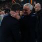 José Mourinho a cumprimentar o treinador do Rangers na UEFA Europa League