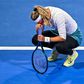 Victoria Azarenka debruçada sobre a raquete