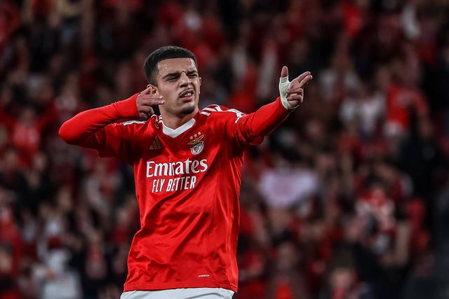 Amdouni, ponta de lança do Benfica, festeja um golo a simular um atirador furtivo