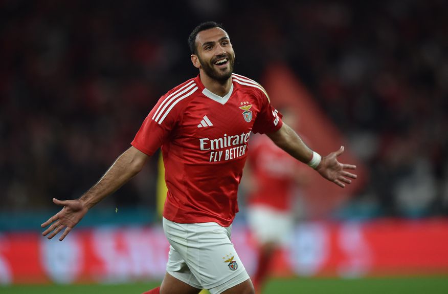 Pavlidis, ponta de lança do Benfica, de braços abertos a festejar um golo