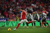 Momento em que Kokçu marca o penálti que daria o 2-0 para o Benfica (Foto: Miguel Nunes)
