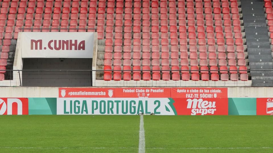 Painel atinge árbitro assistente e atrasa Penafiel-Alverca