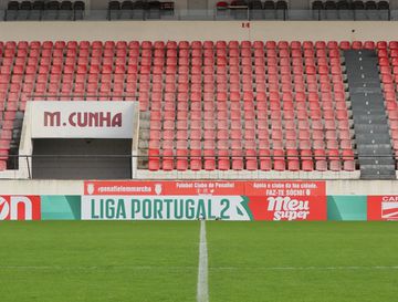 Painel atinge árbitro assistente e atrasa Penafiel-Alverca