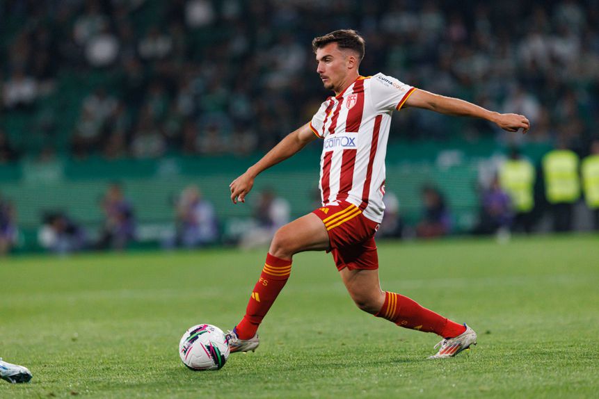 Rafael Rodrigues integrou-se no ataque avense e rematou de fora da área à malha lateral da baliza arouquense