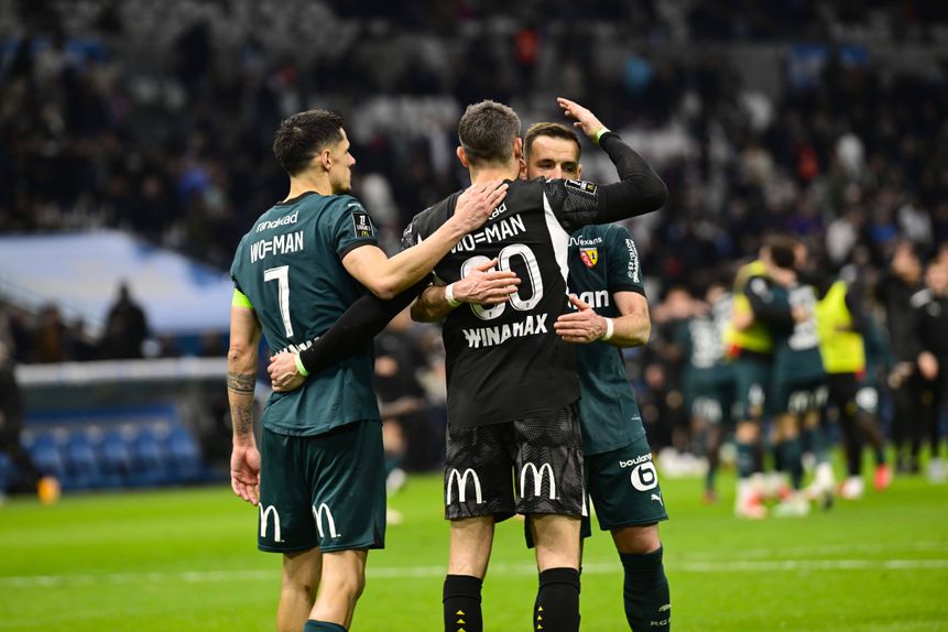 Jogadores do Lens a celebrarem o único golo do encontro