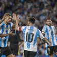 Leandro Paredes cumprimenta Messi