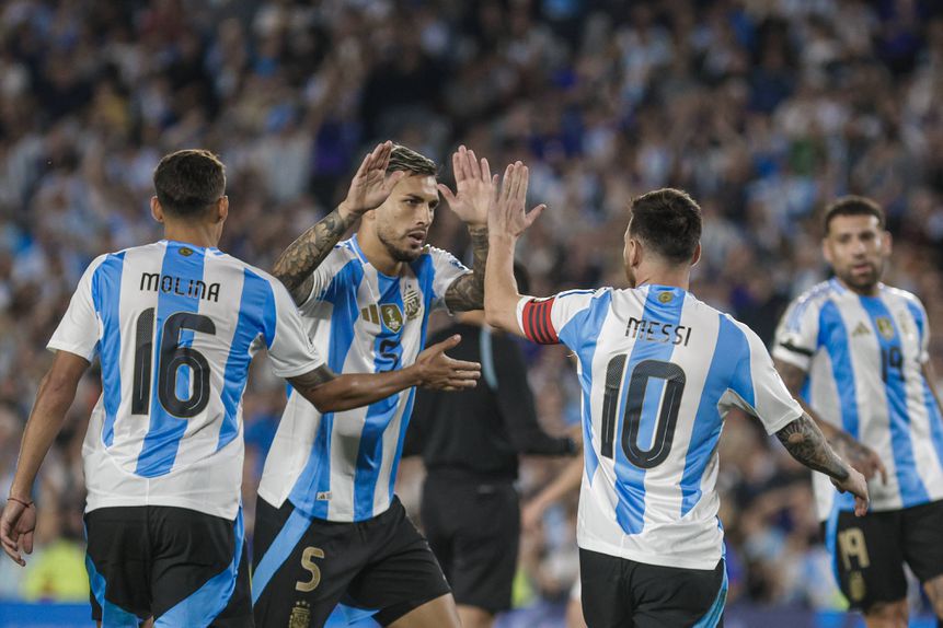 Leandro Paredes cumprimenta Messi